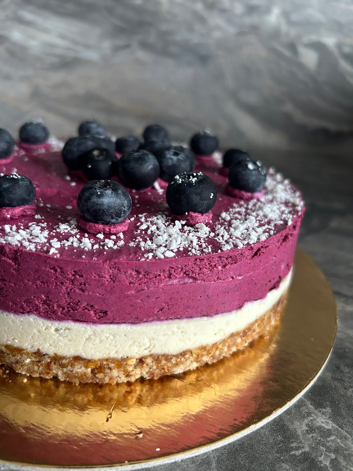 Juodujų serbentu žaliavalgiškas tortas