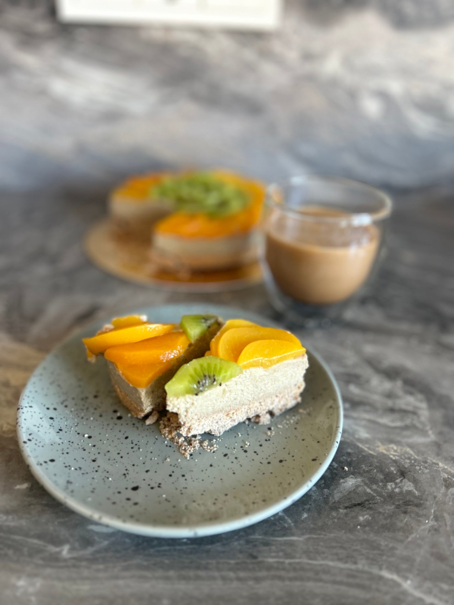 Persikų ir kivių žaliavalgiškas tortas
