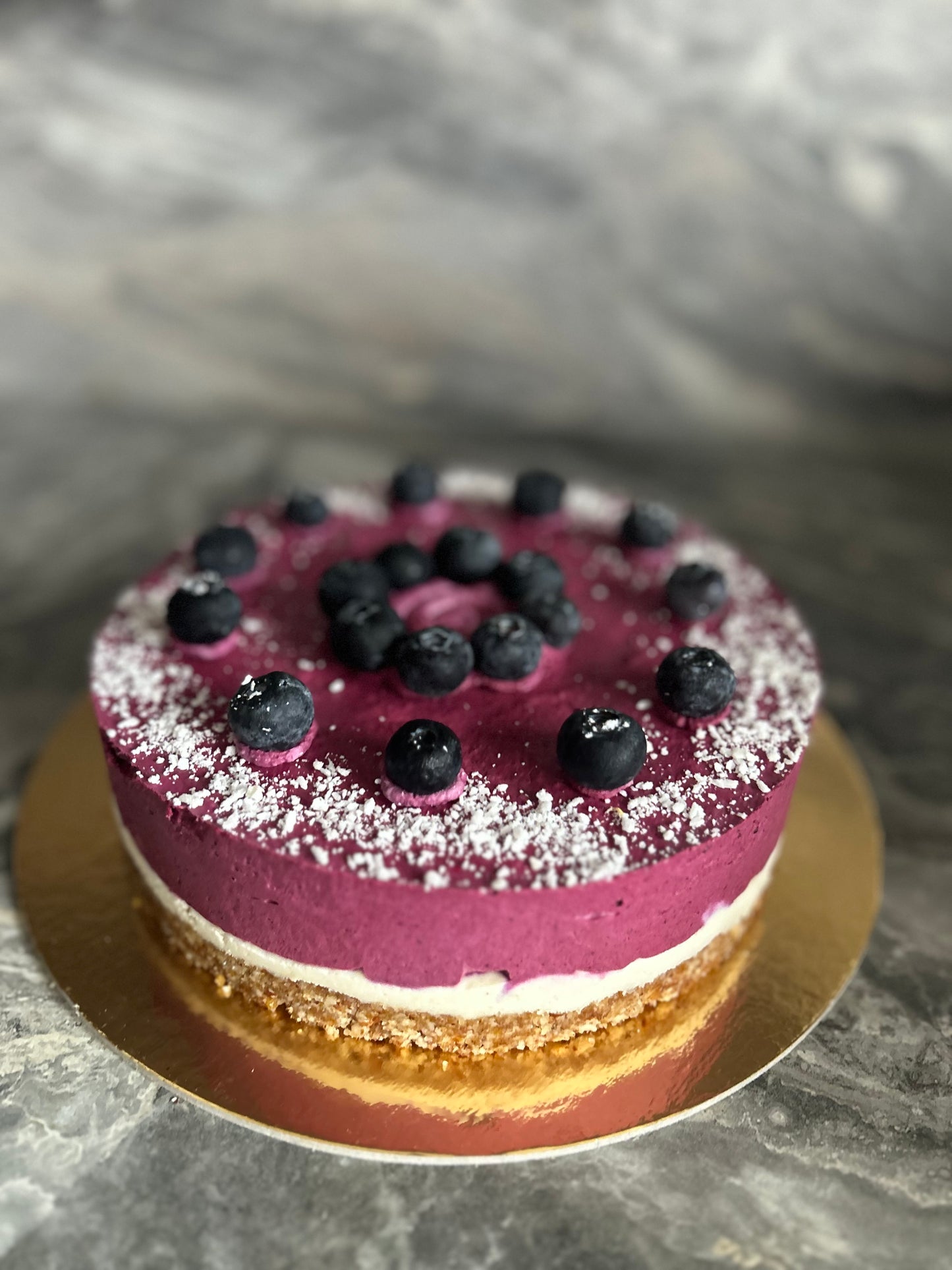 Juodujų serbentu žaliavalgiškas tortas