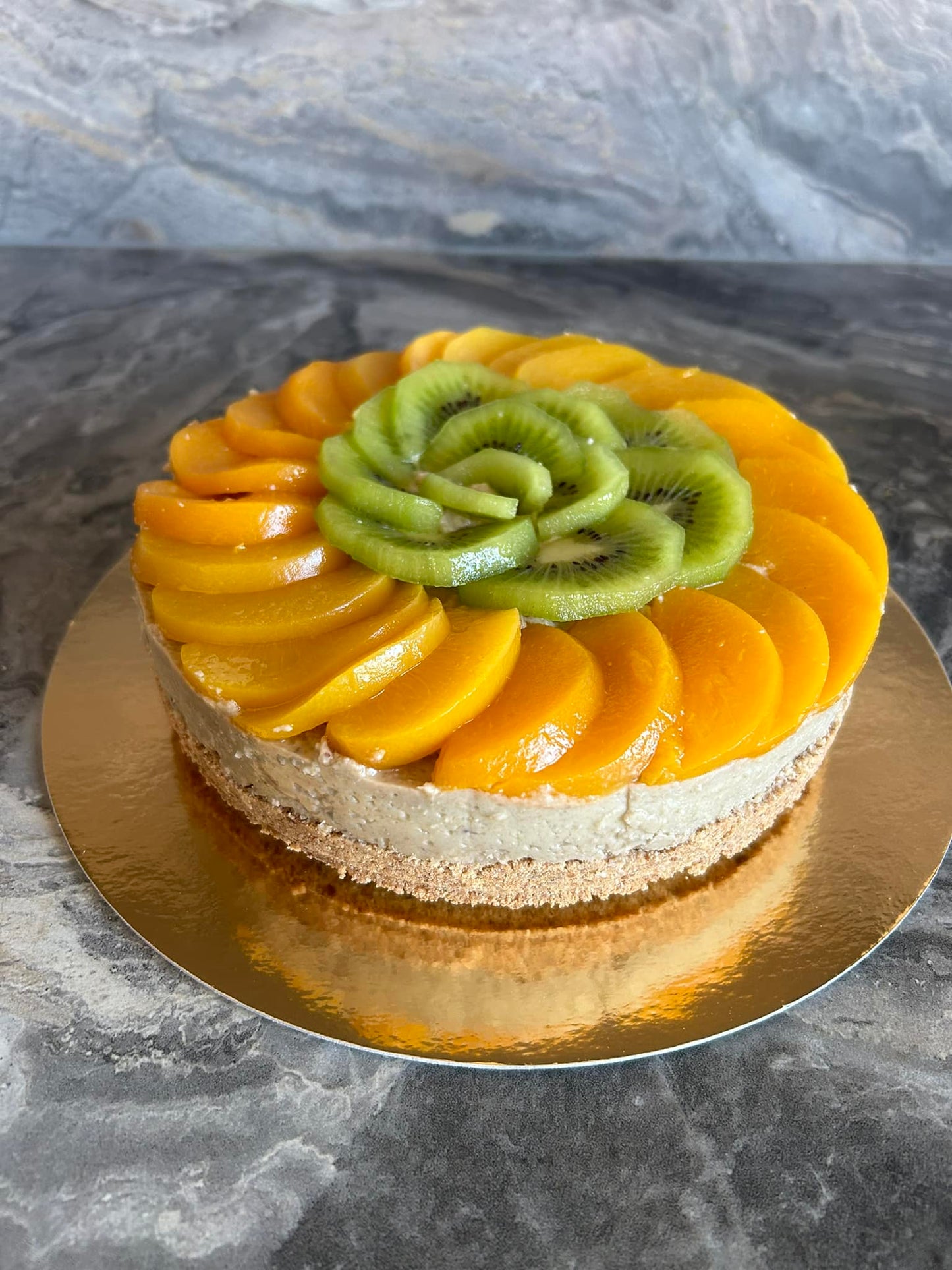 Persikų ir kivių žaliavalgiškas tortas