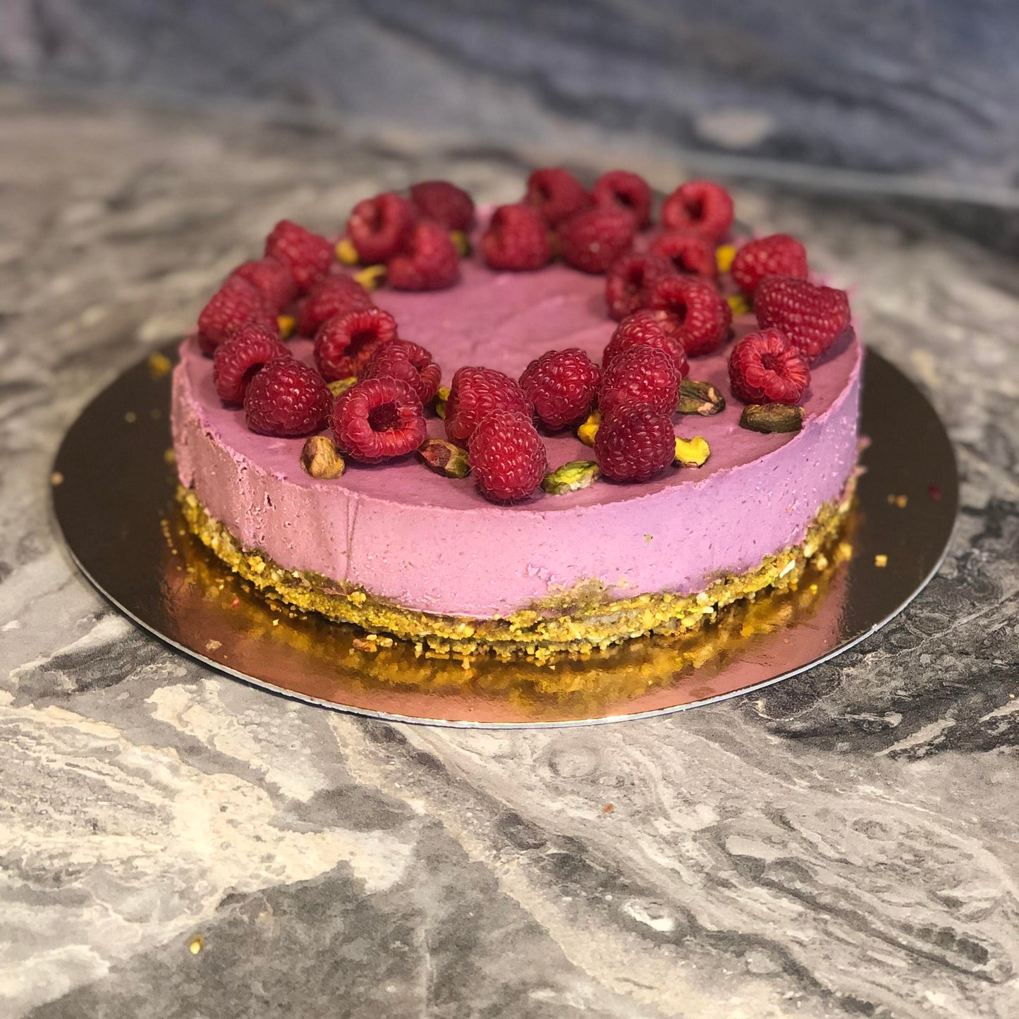 Pistacijų ir aviečių žaliavalgiškas tortas